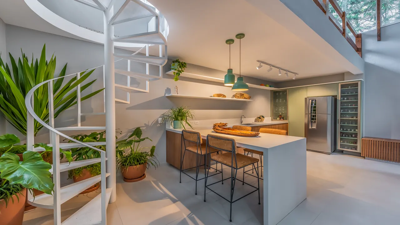 Escada helicoidal branca e cozinha integrada da Casa Praça
