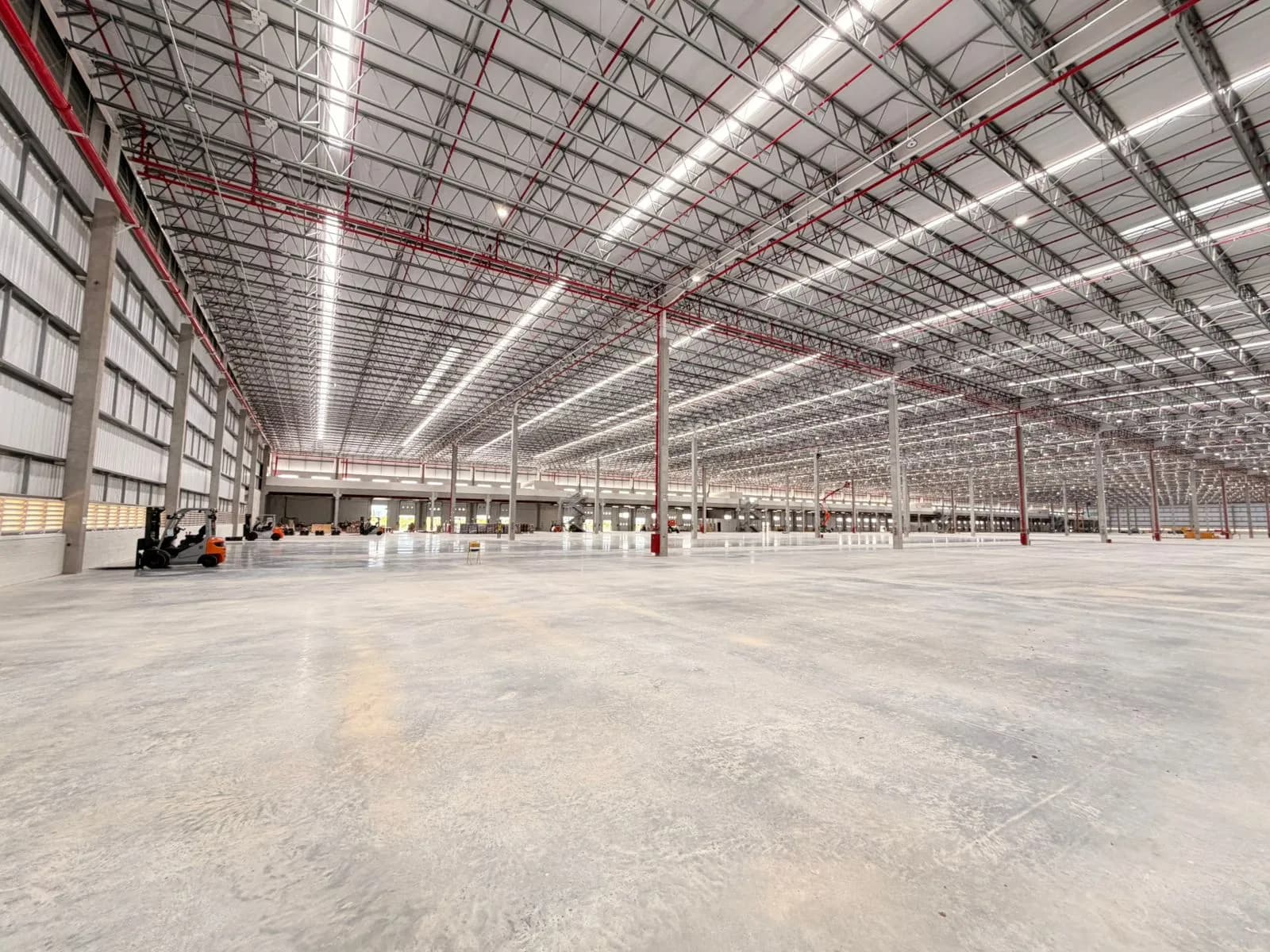 Vão interno do centro de distribuição DHL Fortaleza com estrutura metálica