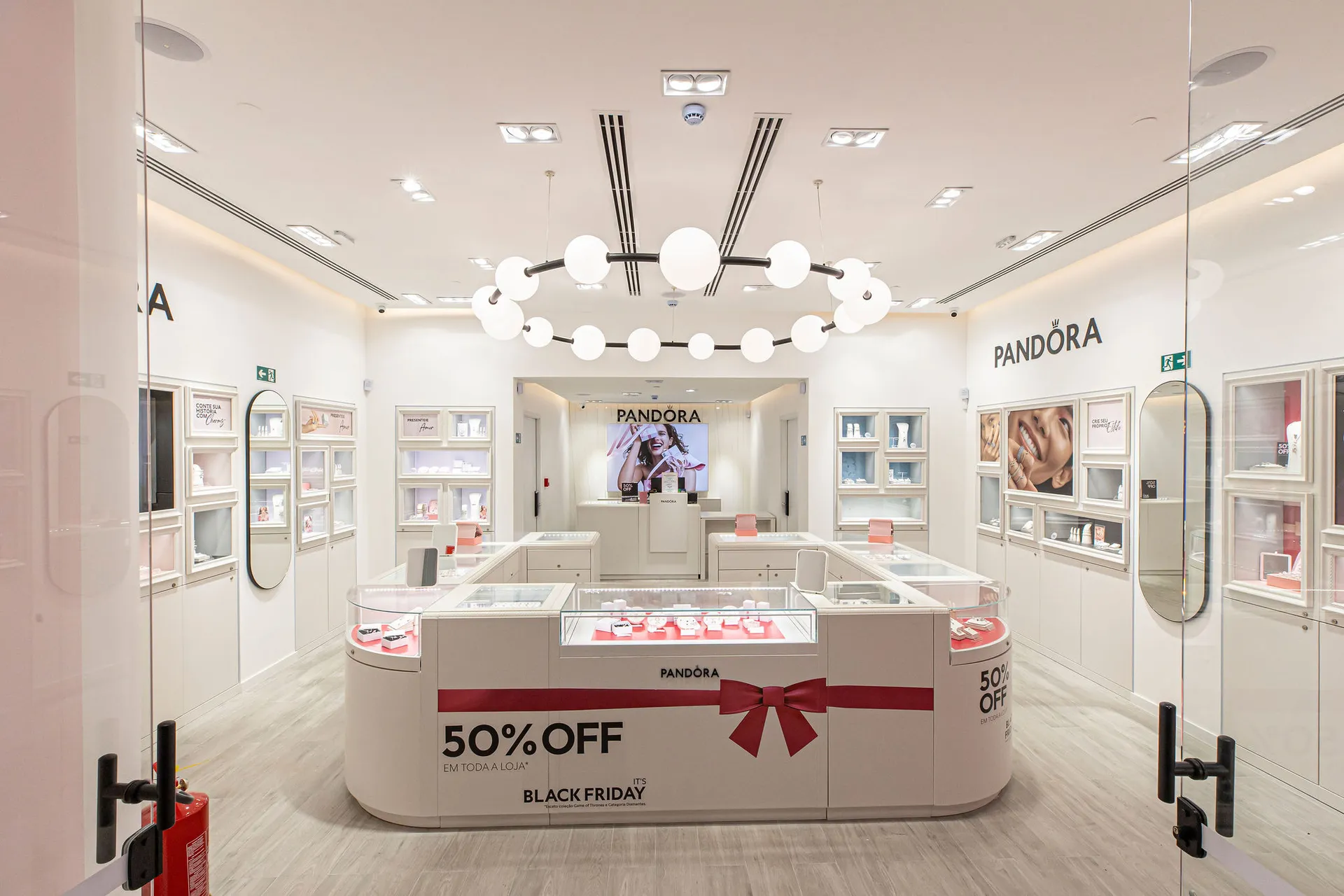 Loja Pandora no Internacional Shopping Guarulhos com lustre em anel